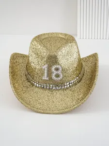 Detalle de sombrero vaquero dorado con purpurina, número 18 de perlas y tachuelas plata.