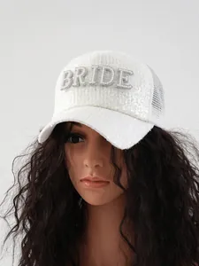 Vista dettagliata del cappellino da baseball con paillettes bianche e scritta BRIDE