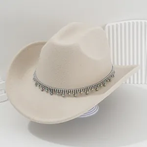 Elegante cappello da cowboy beige con frange di strass per uno stile sposa e di lusso