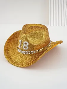 Detalle de sombrero de vaquero dorado con lentejuelas, número 18 de perlas y tachuelas