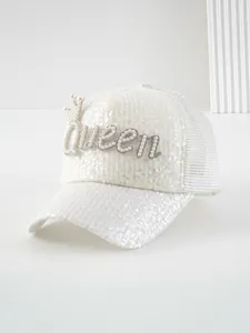 Vista dettagliata di un cappellino da baseball bianco con paillettes e logo Queen in perle