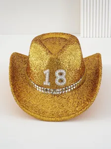 Detalle de sombrero vaquero dorado con lentejuelas, número 18 de perlas y tachas