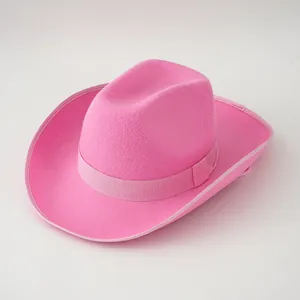 Nahaufnahme eines leuchtend pinkfarbenen Cowboyhuts aus Filz mit passendem Satinband-Besatz