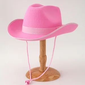 Detaillierte Seitenansicht eines pinkfarbenen Cowboyhuts auf einem Holzständer.