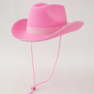 Detailansicht eines leuchtend rosa Western-Cowboyhuts mit passendem Band und Riemen.