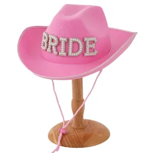 Rosa Cowboyhut mit 'BRIDE' aus Perlen und Strass für westliche Junggesellinnenabschiede