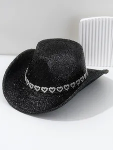 Vista dettagliata del cappello da cowboy nero glitterato con fascia in strass a cuore