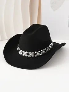 Detalle de la cadena de trébol plateada en un sombrero de vaquero negro para el Día de San Patricio