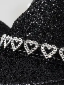 Primo piano del cappello da cowboy nero glitterato con fascia di cuori di strass