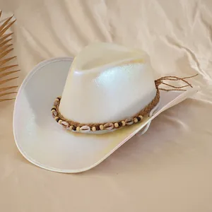 Dettaglio ravvicinato di cappello da cowboy iridescente con fascia di conchiglie