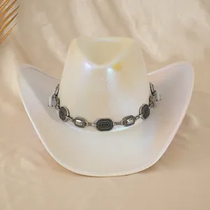 Cappello da cowboy bianco iridescente con dettaglio catena decorativa borchiata argento