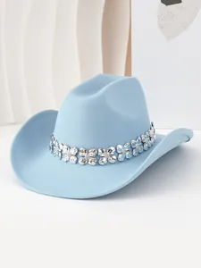 Detalle de sombrero de vaquero azul claro con cadena de flores de trébol plateada.