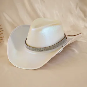 Dettaglio macro del cappello da cowboy bianco iridescente con fascia di strass