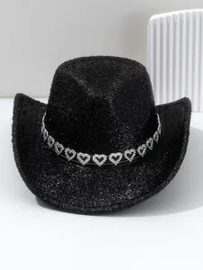 Dettaglio del cappello da cowboy nero glitterato con fascia di cuori in strass argento