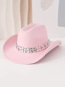 Primer plano de un sombrero vaquero de fieltro rosa con banda de tréboles de plata