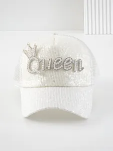 Dettaglio cappello da baseball con paillettes bianche e scritta Queen in perle