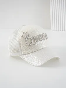 Primo piano del cappellino da baseball in paillettes bianche e perle stile Queen