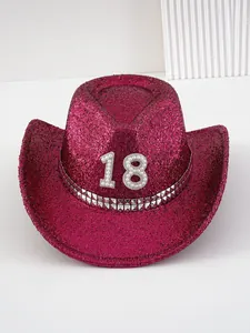 Detalle de sombrero de vaquero rosa brillante con número 18 de perlas para fiesta
