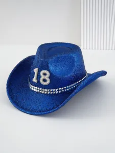 Detalle de sombrero vaquero azul con lentejuelas, número 18 de perlas y tachuelas plata