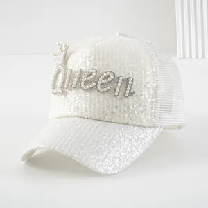 Elegante cappellino bianco con paillettes e scritta Queen in perle e rete traspirante.