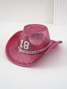 Primer plano de sombrero de vaquero rosa brillante con número 18 de perlas y tachas