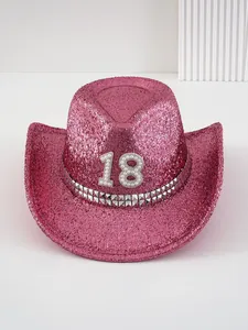 Detalle de un sombrero de vaquero rosa con purpurina y adorno del número 18 en perlas.