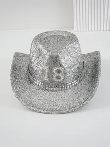Detalle de sombrero vaquero plateado brillante con número 18 de perlas y tachas.