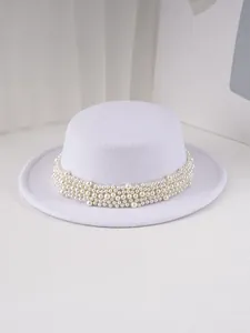 Vue détaillée d'un chapeau élégant en feutre de laine lilas orné de perles fines
