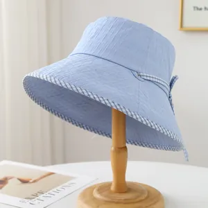 Détail du chapeau bob bleu clair pour femme avec bordure à carreaux