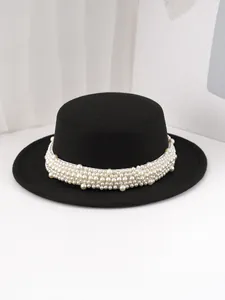 Chapeau élégant en feutre de laine noir avec une luxueuse bande de perles blanches