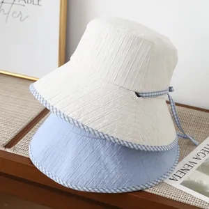 Gros plan de bobs minimalistes avec bordure à carreaux et nœud décoratif chic