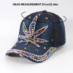 Detailansicht der Denim-Baseballkappe mit Strasssteinen und Kopfmaßangabe 57 cm