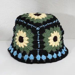 Vista dettagliata di un cappello da pescatore all'uncinetto con girasoli colorati