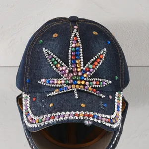 Detailansicht der dunkelblauen Jeans-Baseballkappe mit buntem Strass-Cannabisblatt