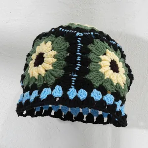 Vista dettagliata del cappello da pescatore in maglia all'uncinetto con motivi di girasole