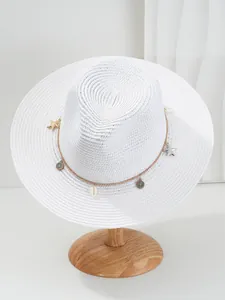 Detailweergave van witte Panama strohoed met decoratieve schelp- en zeesterrenband