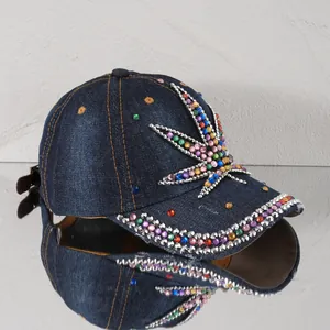 Detailansicht eines schweren Regenbogen-Strassblatts auf einer Denim-Baseballkappe