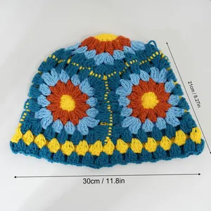 Cappello a secchiello all'uncinetto con motivi floreali colorati e misure