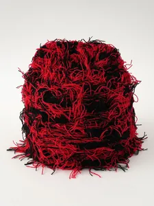 Detailaufnahme der flauschigen Textur der rot-schwarzen Camouflage-Strickmütze im Punk-Stil