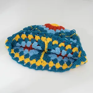 Vista dettagliata di un cappello pescatore all'uncinetto colorato con motivo floreale