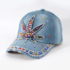 Detailansicht der Denim-Baseballkappe mit buntem Strass-Marihuana-Blatt-Muster