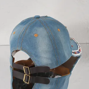 Rückansicht der Denim-Baseballkappe mit verstellbaren Lederriemen und Strassbesatz