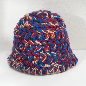 Primo piano di un cappello da pescatore in maglia colorata per donna in inverno