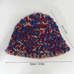 Cappello a secchiello invernale in maglia colorata fatto a mano con misure dettagliate