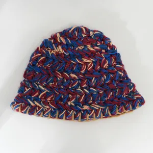 Primo piano di un cappello da pescatore in maglia grossa colorata per donne invernali