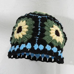 Cappello da pescatore all'uncinetto colorato da donna con motivo a girasole per la moda