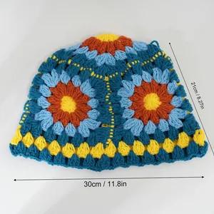 Cappello alla pescatora lavorato a mano all'uncinetto con motivi floreali colorati