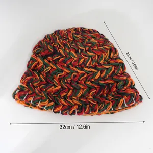 Vista dettagliata del cappello bucket colorato in maglia da donna, 23 cm per 32 cm.