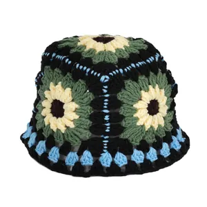 Cappello da pescatore all'uncinetto fatto a mano con vivace patchwork di fiori