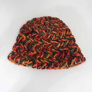 Primo piano dettagliato di un cappello da pescatore in maglia spessa multicolore.